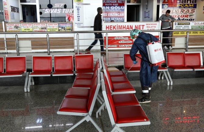 Sivas otobüs terminalinde Kovid-19'a karşı ilaçlama yapıldı