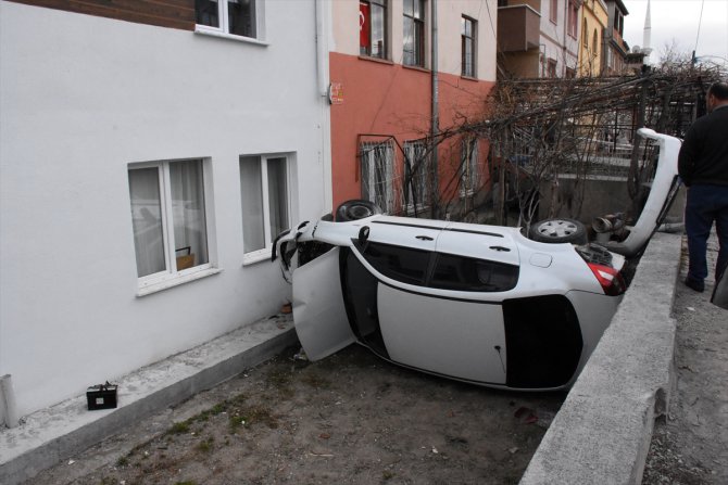 Kayseri'de çarpışan iki otomobilden biri evin bahçesine devrildi: 2 yaralı