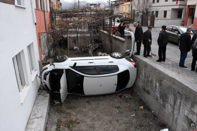 Kayseri'de çarpışan iki otomobilden biri evin bahçesine devrildi: 2 yaralı