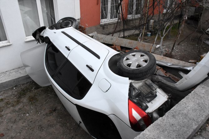 Kayseri'de çarpışan iki otomobilden biri evin bahçesine devrildi: 2 yaralı