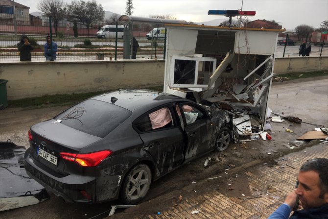 Elazığ'da otomobil güvenlik kulübesine çarptı: 5 yaralı