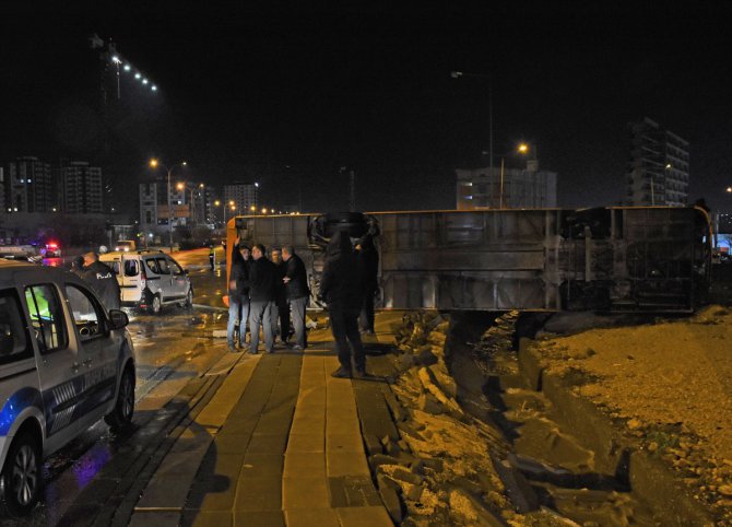 Gaziantep'te otobüs devrildi: 20 yaralı