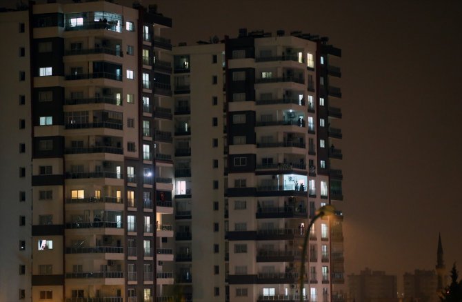 Adana'da sağlık çalışanlarına alkışlı destek