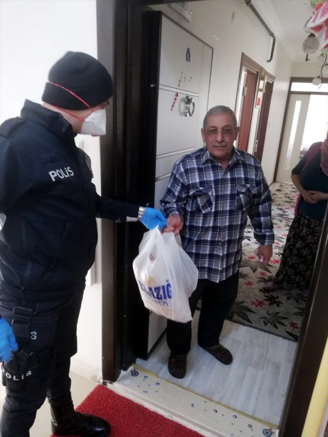 Elazığ'da sokağa çıkan 65 yaş üstü vatandaşlar araçla evlerine bırakıldı