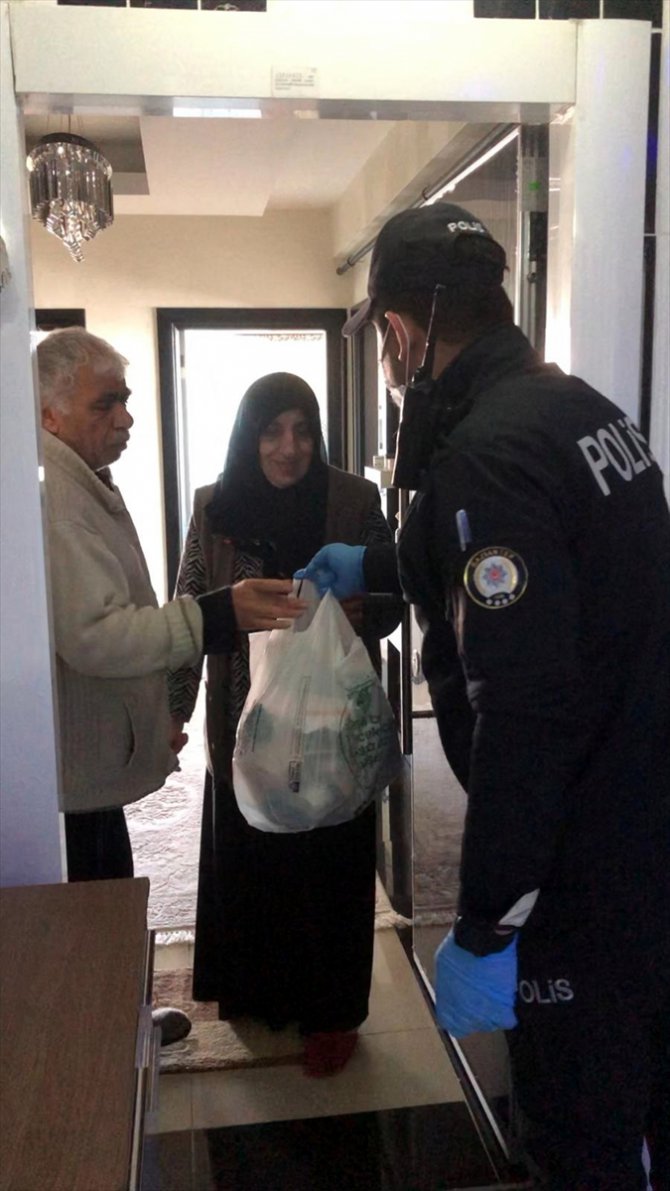 Elazığ'da sokağa çıkan 65 yaş üstü vatandaşlar araçla evlerine bırakıldı