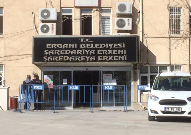 Diyarbakır'da HDP'li belediye başkanlarına terör gözaltısı