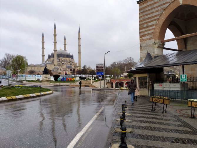 Edirneliler soğuk ve yağışlı havanın da etkisiyle "evde kalıyor"