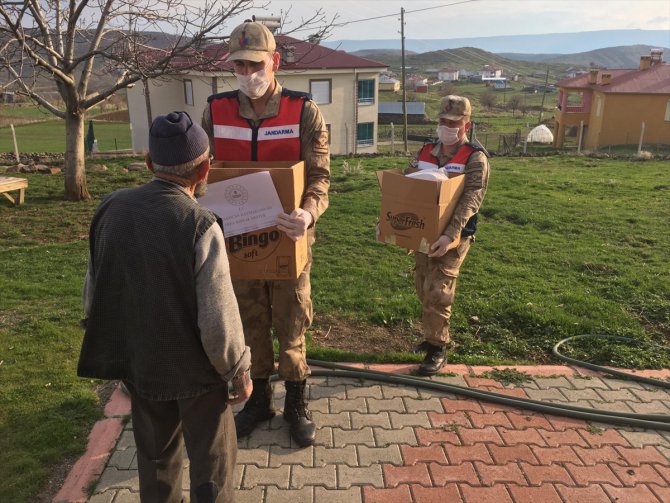 Elazığ'da jandarma yaşlıların market alışverişini yaptı