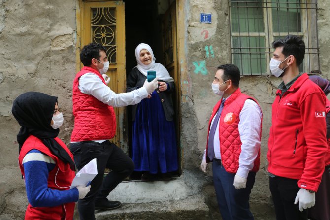 Siirt Valisi Atik telefonda görüştüğü 86 yaşındaki kadının evini onarma sözü verdi