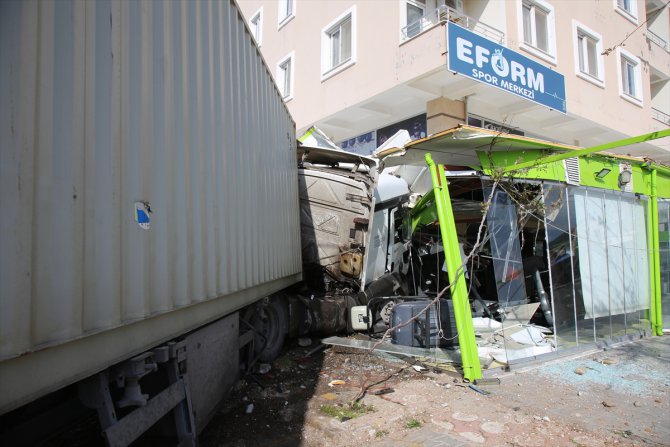 GÜNCELLEME - Hatay'da freni boşalan tır uygulama noktasındaki araçlara çarptı: 5 ölü, 15 yaralı