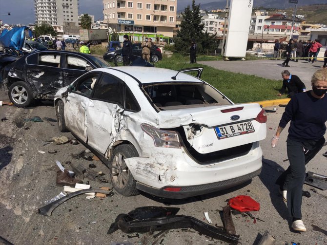 Hatay'da freni boşalan tır çok sayıda araca çarparak durabildi