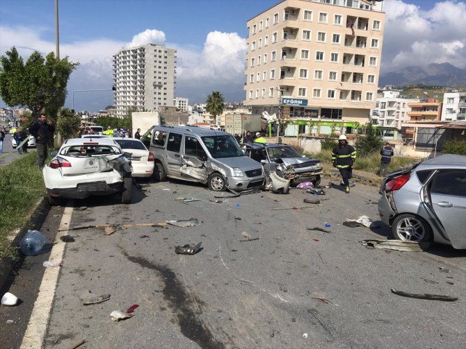 Hatay'da freni boşalan tır çok sayıda araca çarparak durabildi