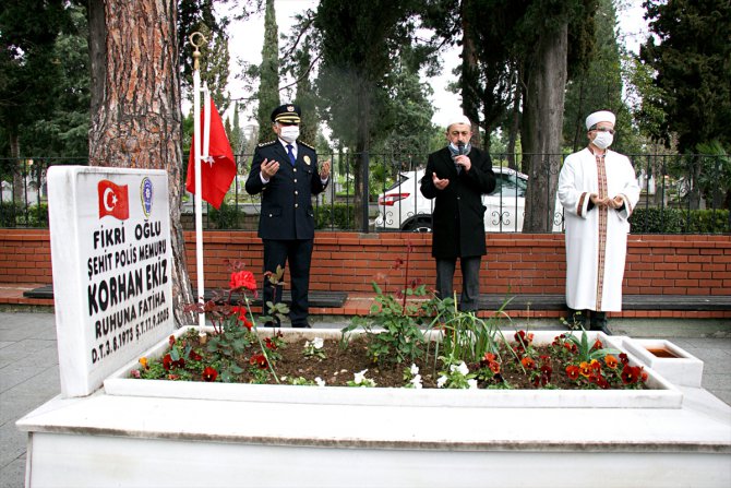 Samsun'da emniyet mensupları koronavirüs tedbirlerine uyarak şehitlerin mezarlarına karanfil bıraktı