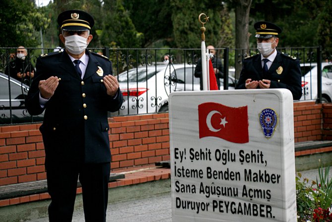 Samsun'da emniyet mensupları koronavirüs tedbirlerine uyarak şehitlerin mezarlarına karanfil bıraktı