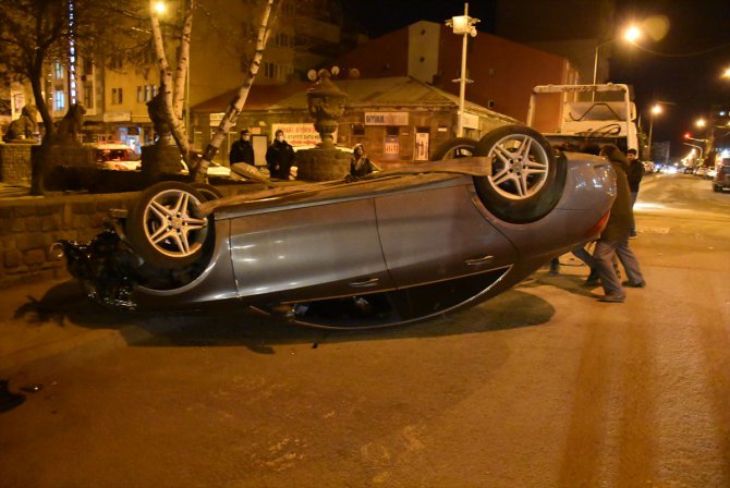 Kars'ta kaza yapan otomobil ters döndü