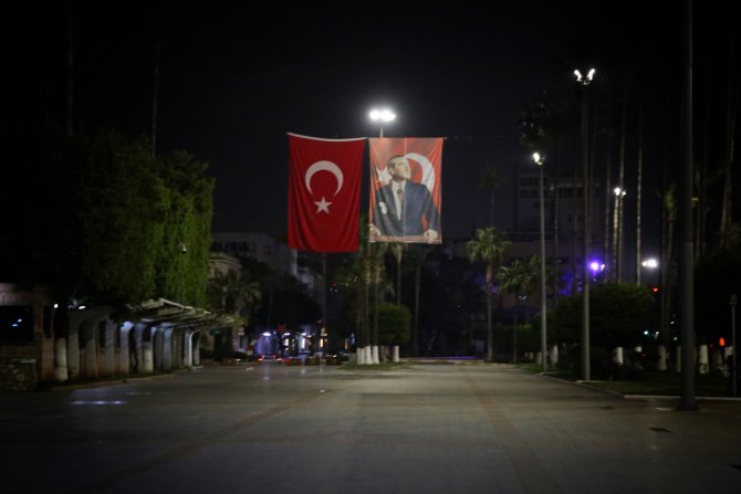 Adana, Mersin ve Hatay'da vatandaşlar sokağa çıkma yasağına uydu