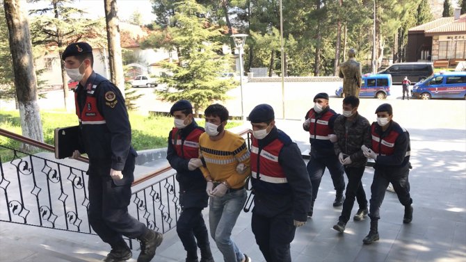 Antalya'da polis uygulamasından kaçan şüpheliler jandarmaya yakalandı