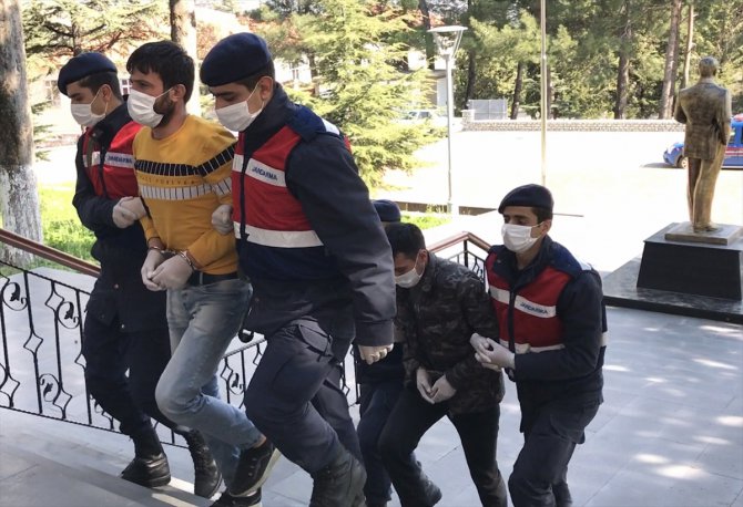 Antalya'da polis uygulamasından kaçan şüpheliler jandarmaya yakalandı