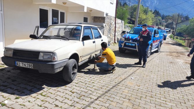 Antalya'da polis uygulamasından kaçan şüpheliler jandarmaya yakalandı