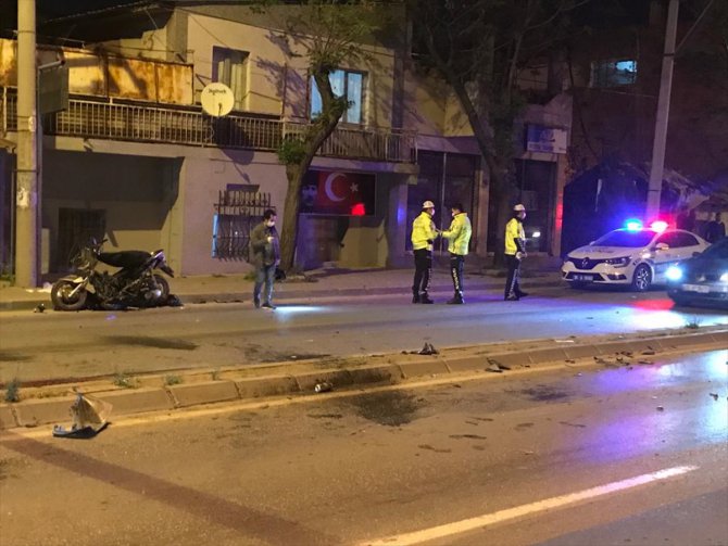 İzmir'de otomobilin çarptığı motosikletteki 2 kişi ağır yaralandı