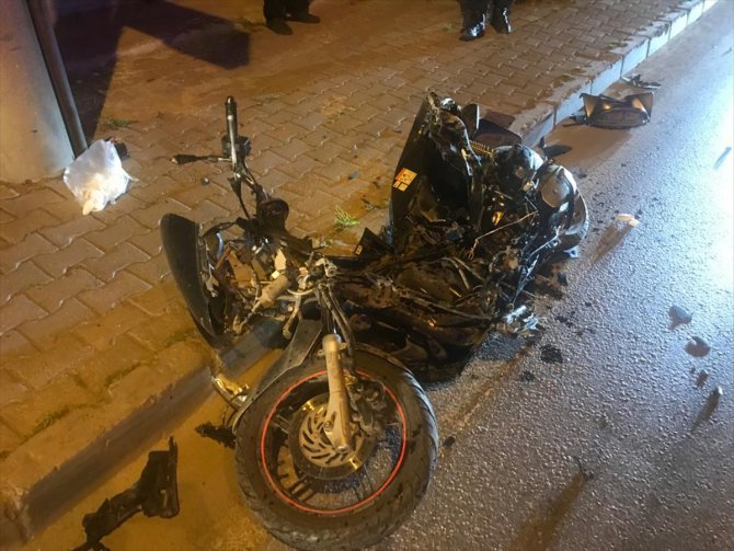 İzmir'de otomobilin çarptığı motosikletteki 2 kişi ağır yaralandı