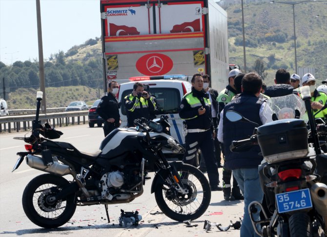 İzmir'de kamyona çarpan motosikletli trafik polisi ağır yaralandı