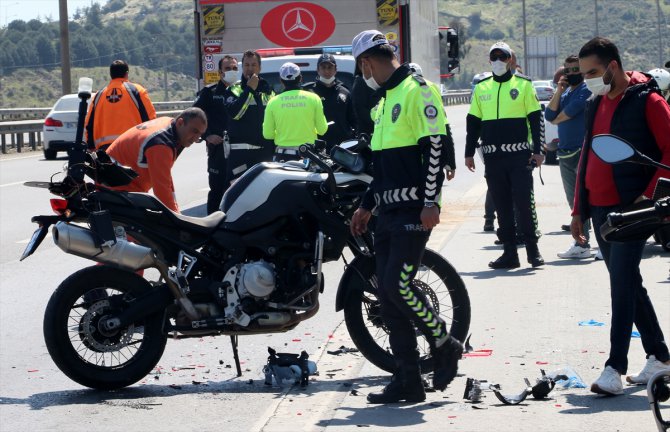 İzmir'de kamyona çarpan motosikletli trafik polisi ağır yaralandı