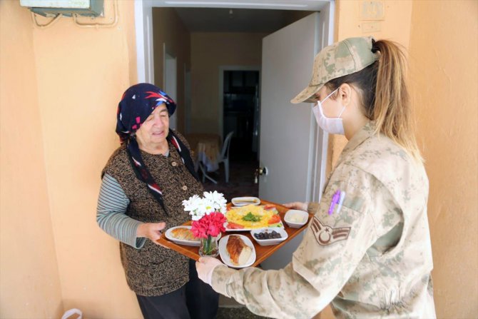 Tunceli'de Mehmetçik ve polis yaşlılara çiçeklerle süslenmiş tepside kahvaltı ikram ediyor