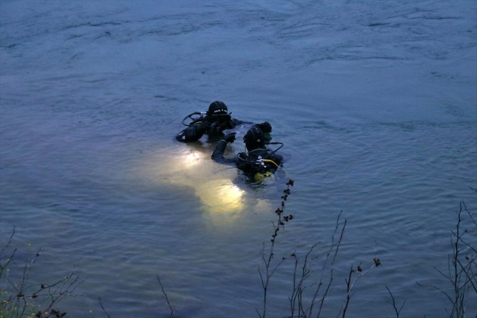 Seyhan Nehri'ne atladığı iddia edilen kişi kayboldu