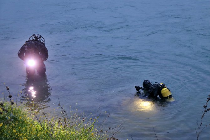 Seyhan Nehri'ne atladığı iddia edilen kişi kayboldu