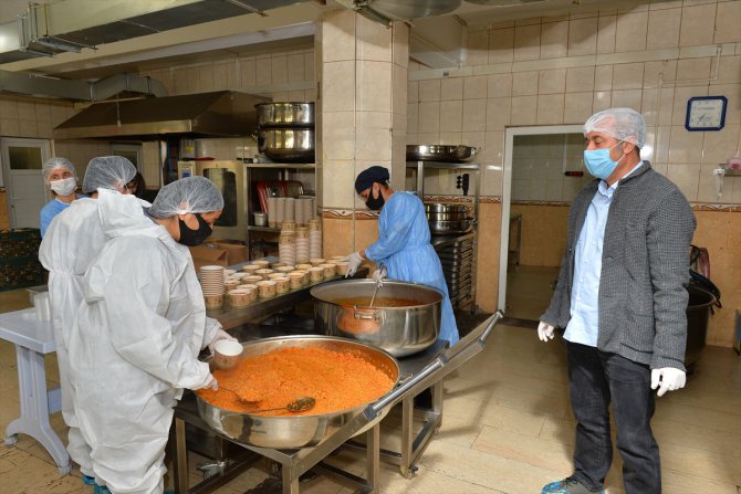 Tunceli'de günlük 200 yaşlı, hasta, engelli aileye sıcak yemek ve meyve