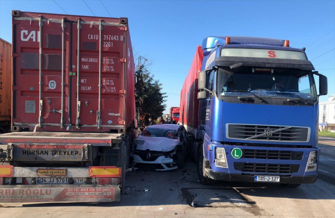 Tekirdağ'da park halindeki tırlara çarpan otomobildeki 2 kişi yaralandı