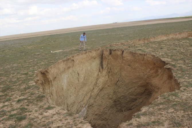 Konya Karapınar'da 35 metre çapında 15 metre derinliğinde yeni obruk