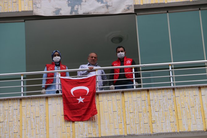 Şehit babası, Vefa Sosyal Destek Grubu'ndan yıpranan Türk bayrağının yerine yenisini istedi