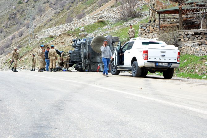 Van'da askeri araç devrildi: 6 yaralı