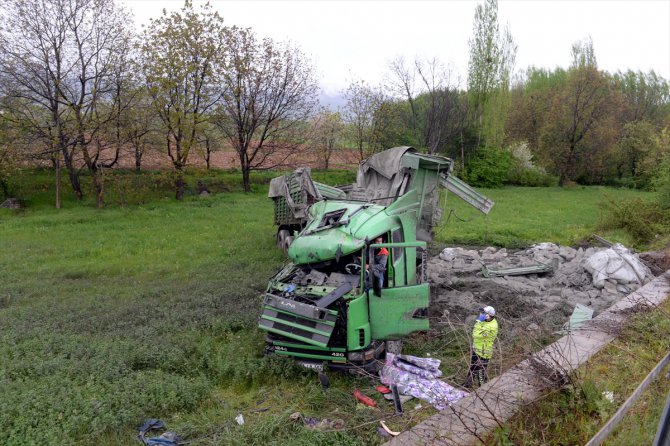 Tokat'ta devrilen tırın sürücüsü yaralandı