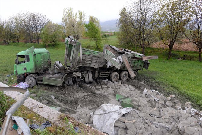 Tokat'ta devrilen tırın sürücüsü yaralandı