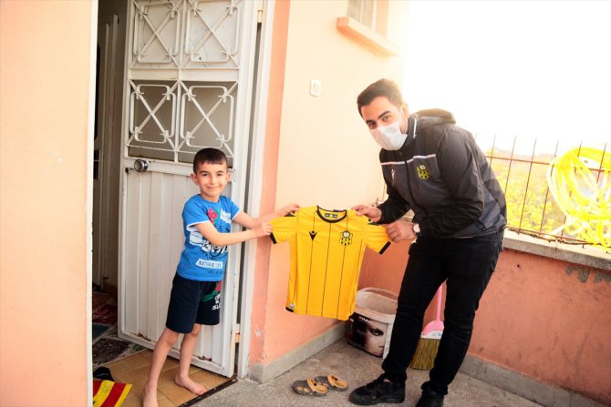 Yeni Malatyaspor Kulübünden çocuklara forma