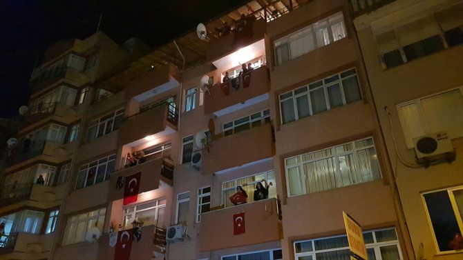 İstiklal Marşı 23 Nisan coşkusuyla balkonlardan seslendirildi