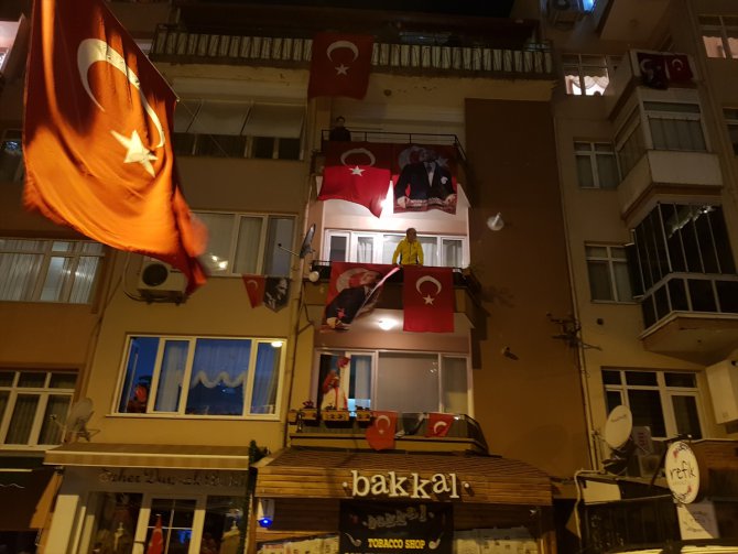 İstiklal Marşı 23 Nisan coşkusuyla balkonlardan seslendirildi