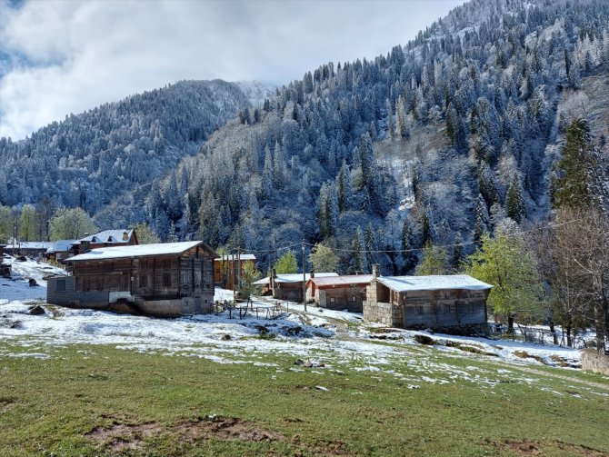 Kaçkar Dağları'na nisanda kar yağdı