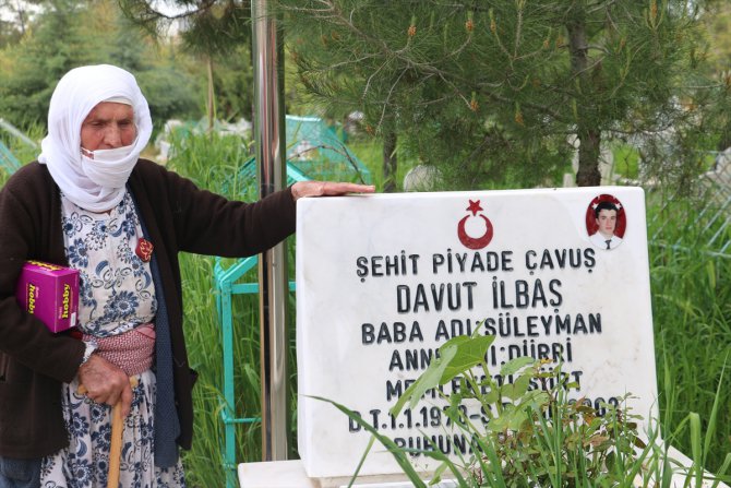 Şehit oğlunun kabrini ziyaret etme isteğini Vefa Sosyal Destek Grubu yerine getirdi