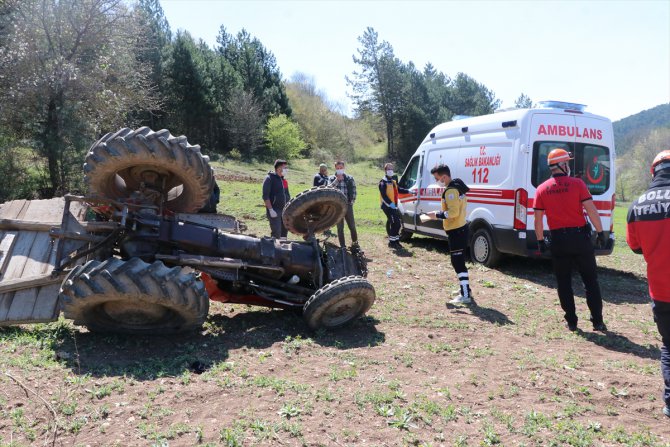 Bolu'da devrilen traktörün sürücüsü yaralandı