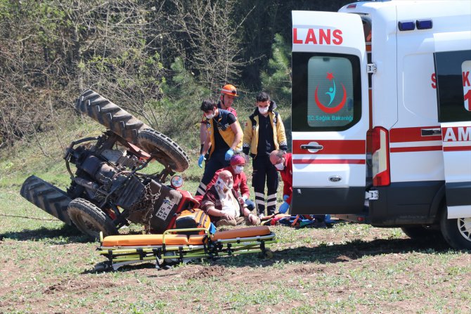 Bolu'da devrilen traktörün sürücüsü yaralandı