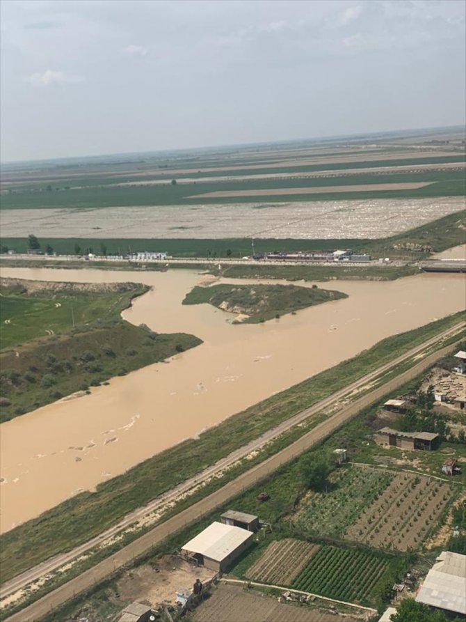 Özbekistan'daki baraj kazası nedeniyle Kazakistan'da iki köyü de su bastı