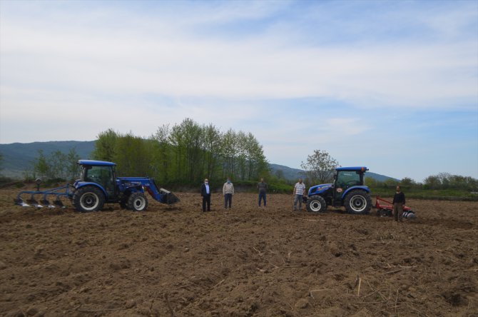Zonguldak'ta sokağa çıkma kısıtlamasından muaf tutulan çiftçiler ekim yapıyor