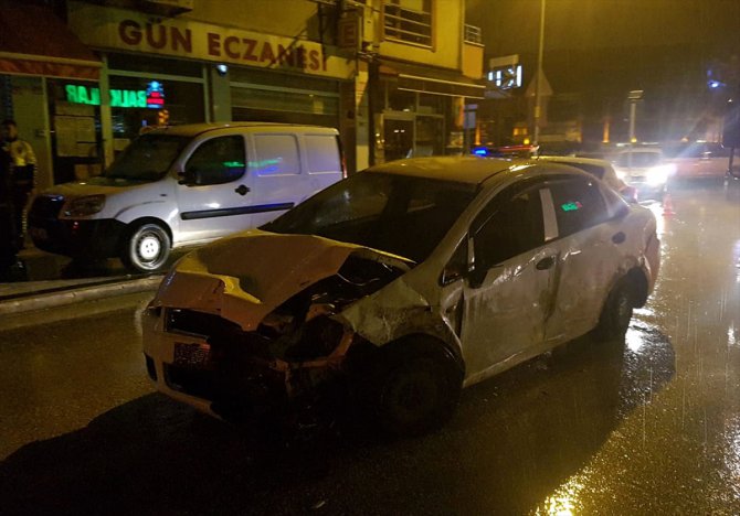 Düzce'de yoldan çıkan otomobil üç dükkana zarar verdi