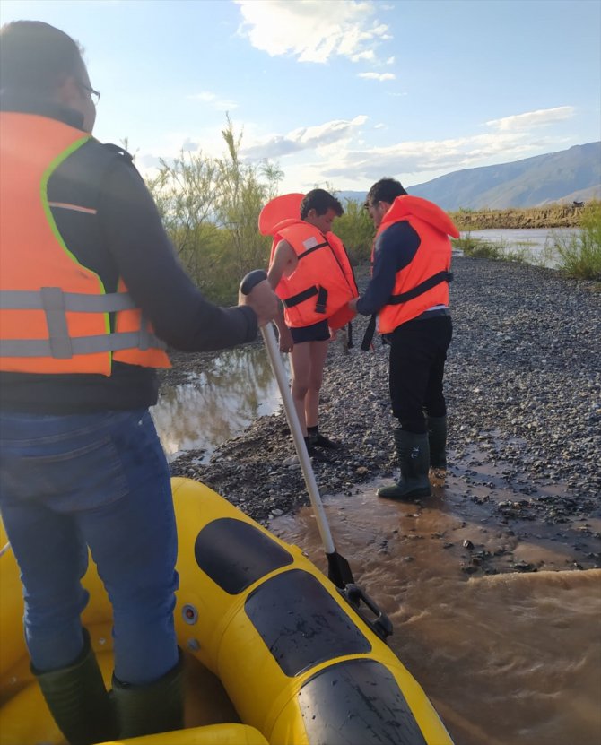 Karasu Nehri’nde mahsur kalan çocuğu ekipler kurtardı