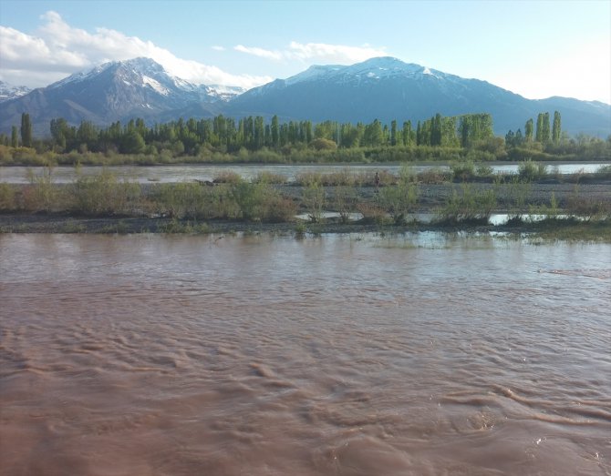 Karasu Nehri’nde mahsur kalan çocuğu ekipler kurtardı