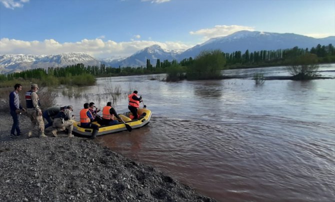 Karasu Nehri’nde mahsur kalan çocuğu ekipler kurtardı